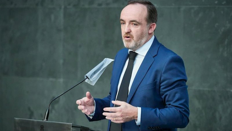 ep el portavozde navarra suma javier esparza interviene en la rueda de prensa en el parlamento de