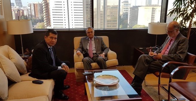 El secretario de Estado de Cooperación y para Iberoamérica y el Caribe, Juan Pablo de Laiglesia (c), reunido con el embajador de Nicaragua, Carlos Midence (i) junto al director general para Iberoamérica, Rafael Garranzo (d) | TWITTER JUAN PABLO DE LAIGLESIA ep el secretario de estado de cooperacion y para iberoamerica y el caribe juan pablo de laiglesia c
