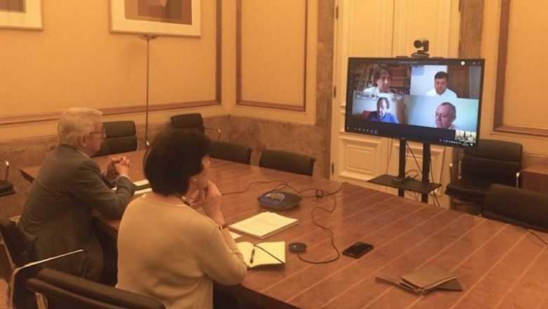 El secretario de Estado de Educación, Alejandro Tiana, y la ministra, Isabel Celaá, en una videoconferencia con representantes de las cooperativas de enseñanza de UECOE. | MEFP ep el secretario de estado de educacion alejandro tiana y la ministra isabel celaa en una
