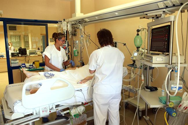 Enfermeras con un paciente en una habitación de hospital | EUROPA PRESS/HOSPITAL SAN JUAN DE DIOS ep enfermerasun pacienteuna habitacionhospital