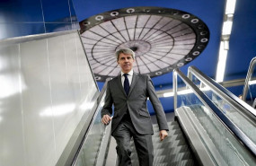ep imagen de recurso del consejero de transportes angel garrido bajando por una escalera mecanica de