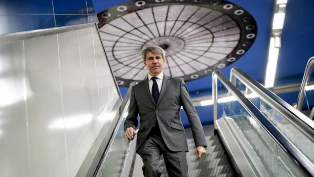 ep imagen de recurso del consejero de transportes angel garrido bajando por una escalera mecanica de