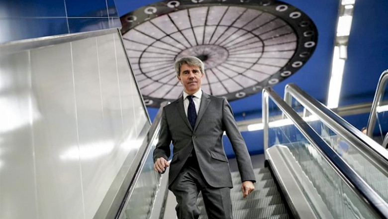 ep imagen de recurso del consejero de transportes angel garrido bajando por una escalera mecanica de ep imagen de recurso del consejero de transportes angel garrido bajando por una escalera mecanica de