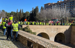 ep los agricultores han bloqueado el acceso principal a la aljaferia