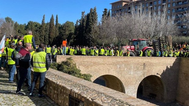 ep los agricultores han bloqueado el acceso principal a la aljaferia