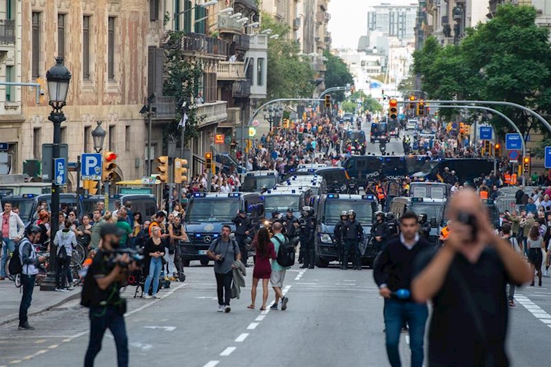 https://img4.s3wfg.com/web/img/images_uploaded/5/8/ep_manifestantes_en_el_entorno_de_la_plaza_urquinaona_en_la_sexta_jornada_de_protestas_en_barcelona.jpg