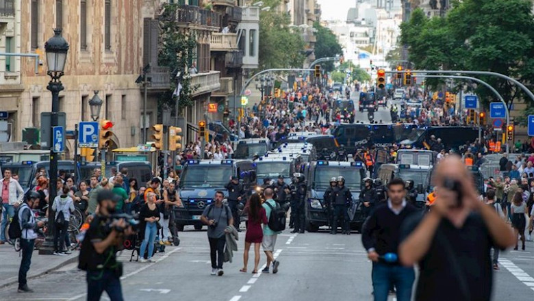 ep manifestantes en el entorno de la plaza urquinaona en la sexta jornada de protestas en barcelona