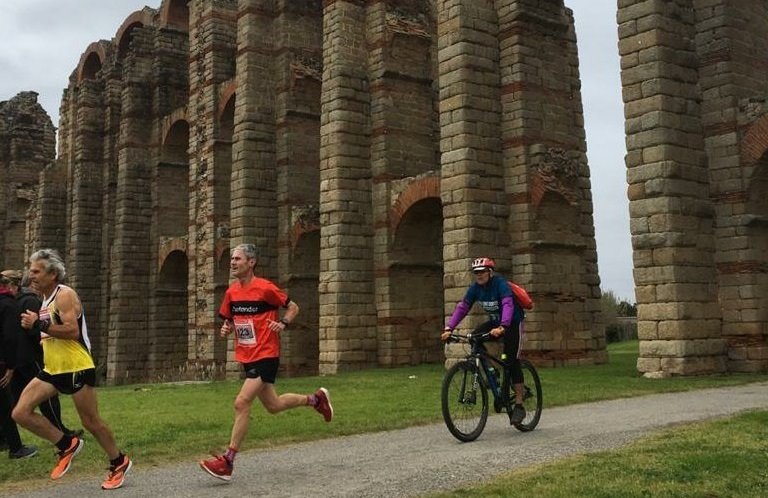ep martin fiz a su paso por el acueducto romano de los milagros de merida ep martin fiz a su paso por el acueducto romano de los milagros de merida
