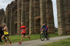 ep martin fiz a su paso por el acueducto romano de los milagros de merida