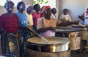 ep mujeres preparando una comida