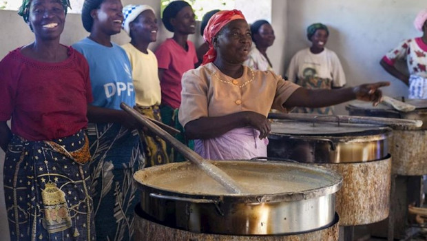 ep mujeres preparando una comida