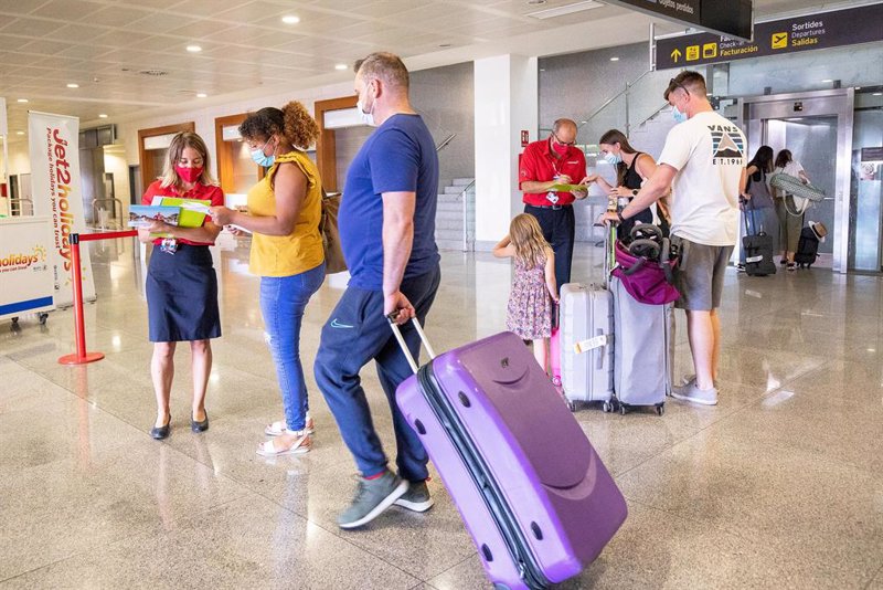 La llegada a España de pasajeros aéreos internacionales crece un 65% en junio