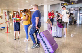 ep pasajeros britanicos en un aeropuerto