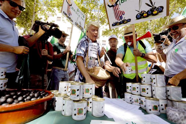 Protesta en Sevilla contra los aranceles de EEUU a la aceituna negra de mesa. | EUROPA PRESS/ARCHIVO ep protestasevillalos aranceleseeuula aceituna negramesa
