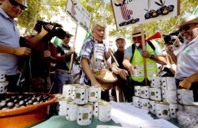 ep protestasevillalos aranceleseeuula aceituna negramesa