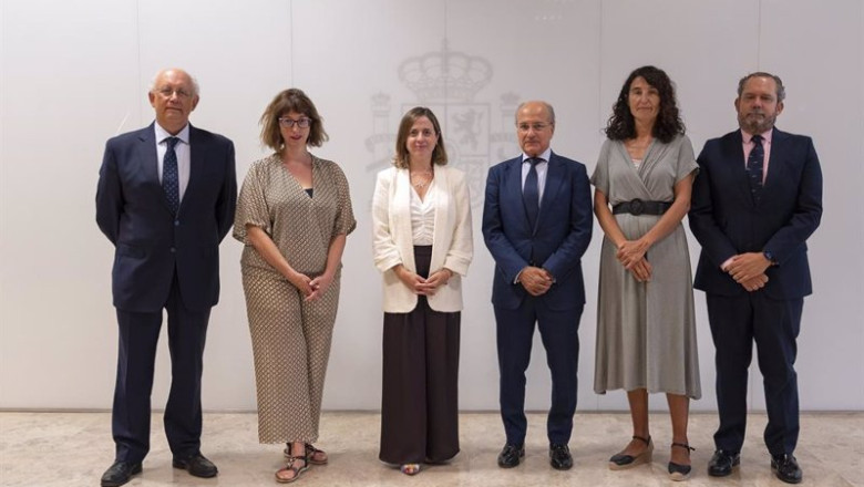 Reunión de la secretaria de Estado de Comercio, Amparo López Senovilla, con representantes de la industria láctea española. | MARIO GÓMEZ ep reunion de la secretaria de estado de comercio amparo lopez senovilla con representantes de la