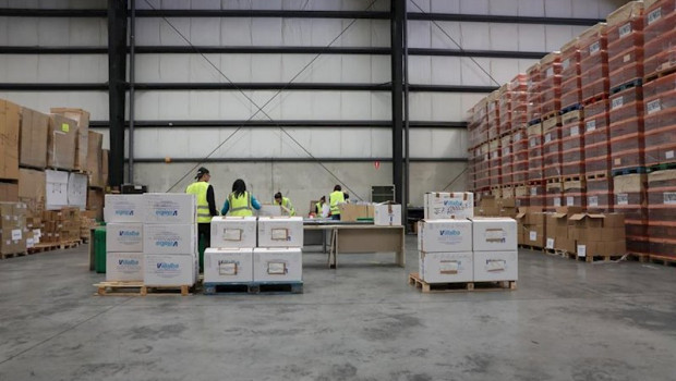 ep trabajadores en el centro logistico de las poximas elecciones generales del 10n en alcala de