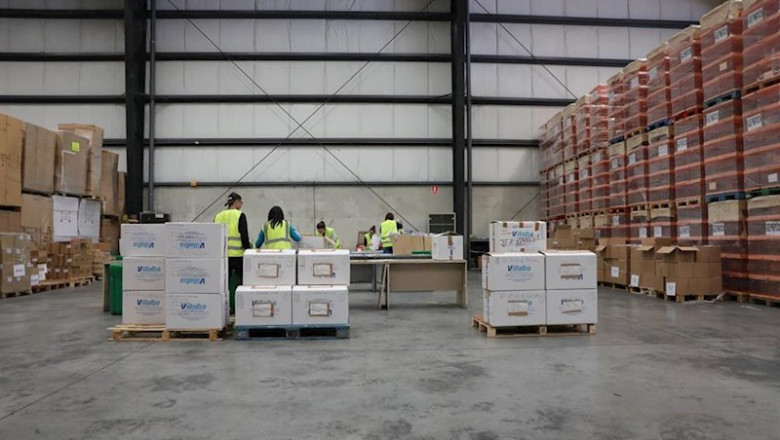 ep trabajadores en el centro logistico de las poximas elecciones generales del 10n en alcala de ep trabajadores en el centro logistico de las poximas elecciones generales del 10n en alcala de