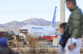 ep tres personas observan uno de los cinco aviones ucranianos boeign 737 800 que aterrizaron ayer en