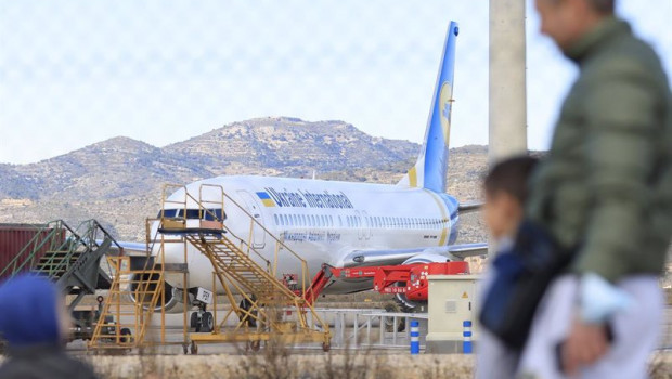 ep tres personas observan uno de los cinco aviones ucranianos boeign 737 800 que aterrizaron ayer en
