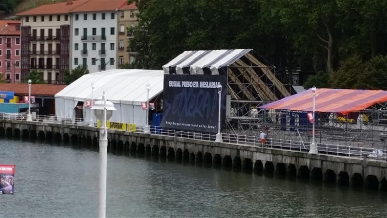 Txosnas para las fiestas de Bilbao. Una de ellas con una leyenda sobre presos y huídos de ETA | PP ep txosnaslas fiestasbilbao unaellasuna leyendapresoshuidoseta