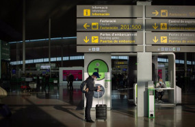 ep un hombre con una maleta en el aeropuerto de el prat
