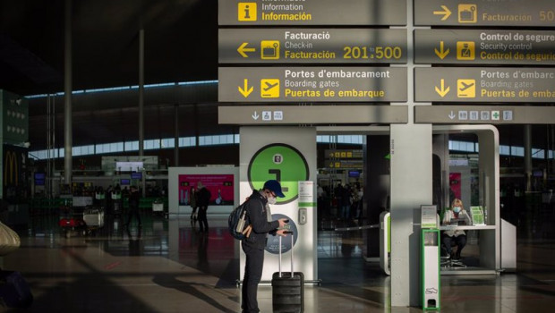 ep un hombre con una maleta en el aeropuerto de el prat