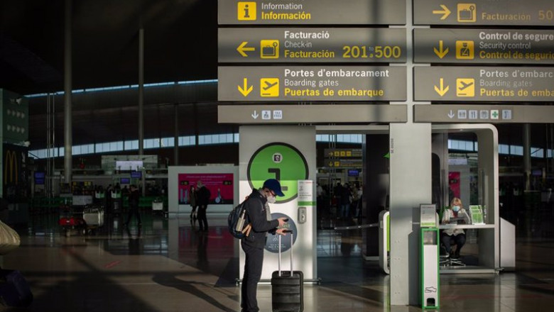 Un hombre con una maleta en el aeropuerto de El Prat | David Zorrakino - Europa Press ep un hombre con una maleta en el aeropuerto de el prat