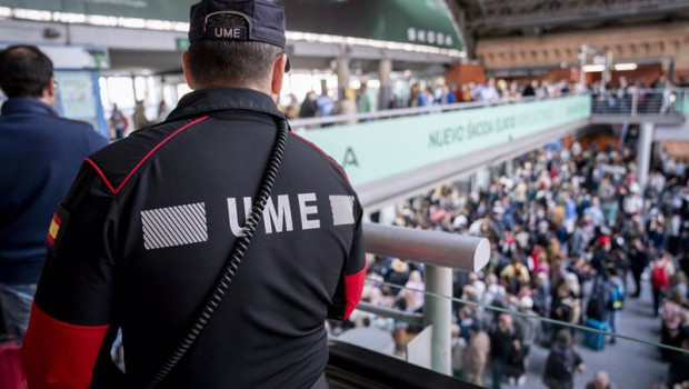 ep un militar de la ume en la estacion de atocha almudena grandes a 29 de abril de 2025 en madrid