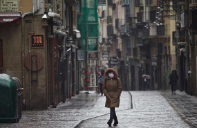 ep una mujer camina protegida con una mascarilla por la calle estafeta durante la jornada en la que