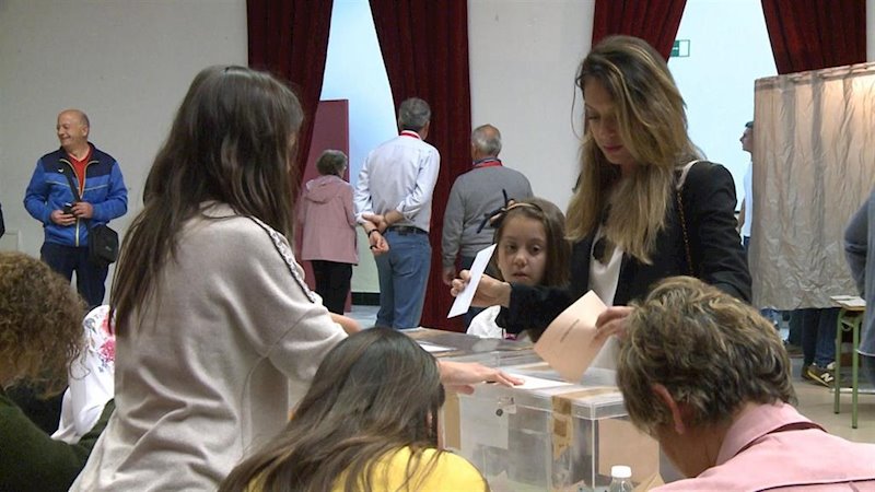ep una mujer vota en una mesa electoral en una imagen de archivo