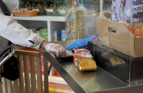 ep una persona es atendida por una trabajadora de una farmacia de vitoria durante el dia 46 de