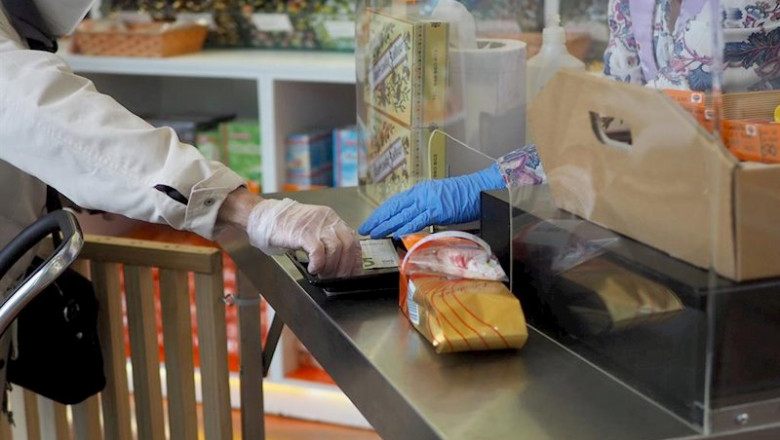 ep una persona es atendida por una trabajadora de una farmacia de vitoria durante el dia 46 de ep una persona es atendida por una trabajadora de una farmacia de vitoria durante el dia 46 de