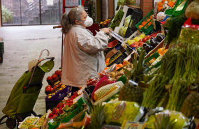 ep una senora con mascarilla comprando en el mercado de triana sevilla en el tercer dia de alarma