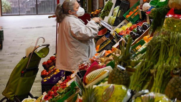 ep una senora con mascarilla comprando en el mercado de triana sevilla en el tercer dia de alarma