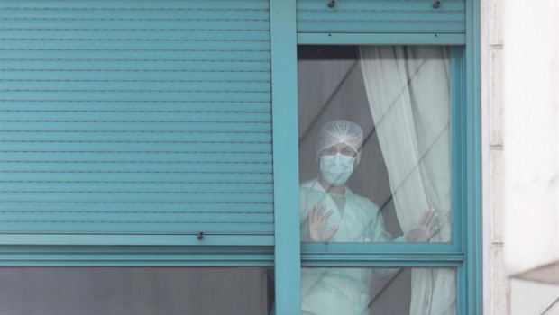 ep una trabajadora protegida con mascarilla se asoma por una de las ventanas de la residencia orpea