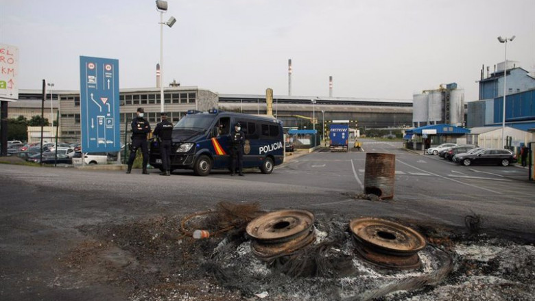 Varios agentes vigilan con un furgón policial en las inmediaciones de la fábrica de Alu Ibérica en A Coruña, Galicia (España), a 4 de marzo de 2021. | M. Dylan - Europa Press ep varios agentes vigilan con un furgon policial en las inmediaciones de la fabrica de alu iberica