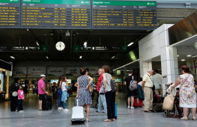 ep varios viajeros esperan frenteunolos panelessalidasllegadasla estaciontrenesatocha duranteprimera jornadaparosrenfelas cuatrotienen programadassindicatosverano