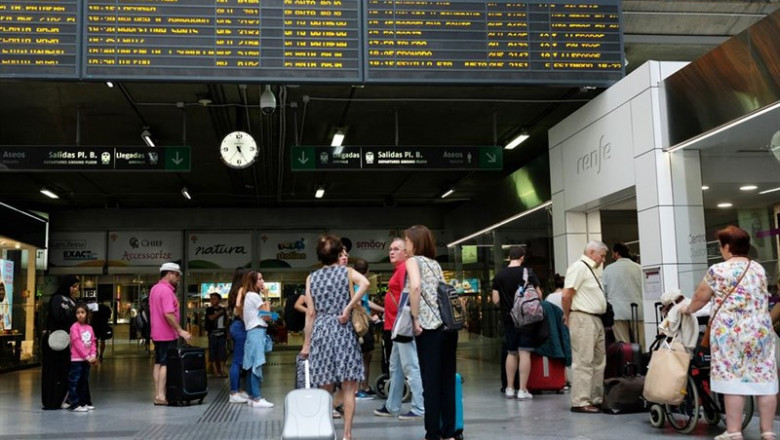 Varios viajeros esperan frente a uno de los paneles de Salidas y Llegadas de la estación de trenes de Atocha durante la primera jornada de paros de Renfe de las cuatro que tienen programadas los sindicatos en verano. | Jesús Hellín - Europa Press ep varios viajeros esperan frenteunolos panelessalidasllegadasla estaciontrenesatocha duranteprimera jornadaparosrenfelas cuatrotienen programadassindicatosverano
