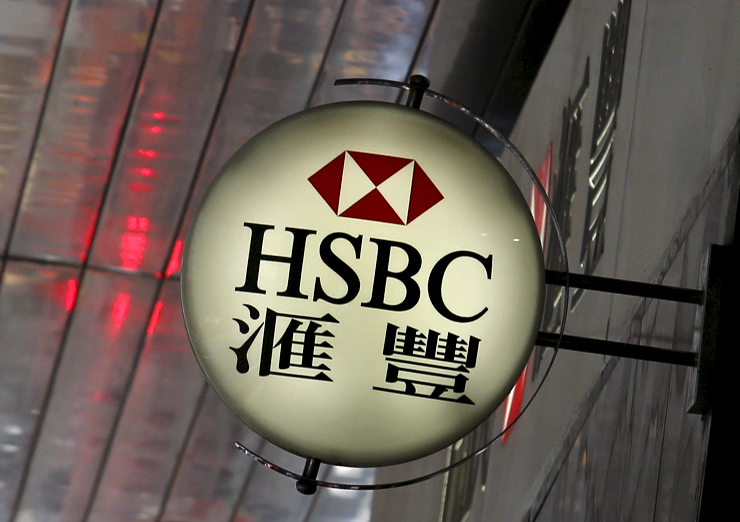 HSBC scraps dividends at BoE's request