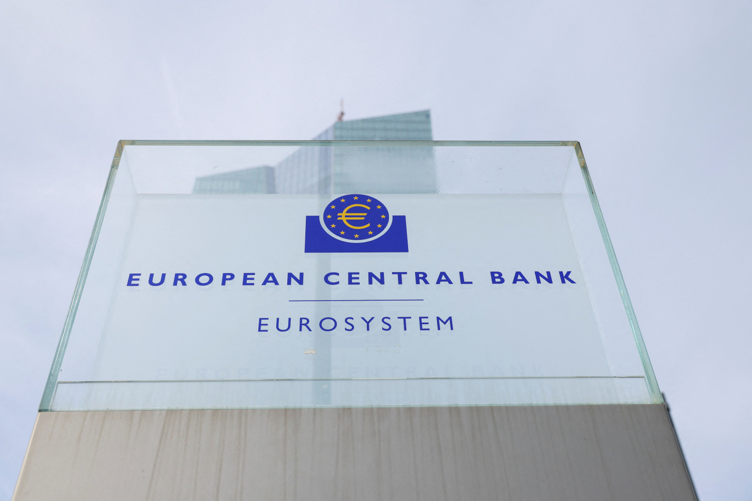 le logo de la banque centrale europeenne bce a l exterieur de son siege a francfort 