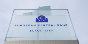 le logo de la banque centrale europeenne bce a l exterieur de son siege a francfort le logo de la banque centrale europeenne bce a l exterieur de son siege a francfort