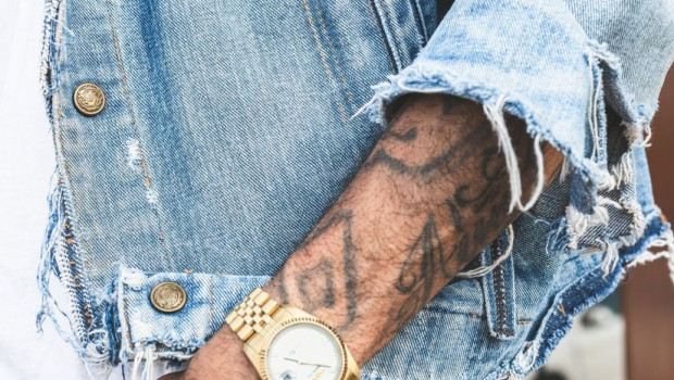 1593108101 person in round gold colored watch 2923824 1593108101 person in round gold colored watch 2923824