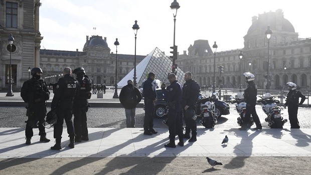 ataque louvre