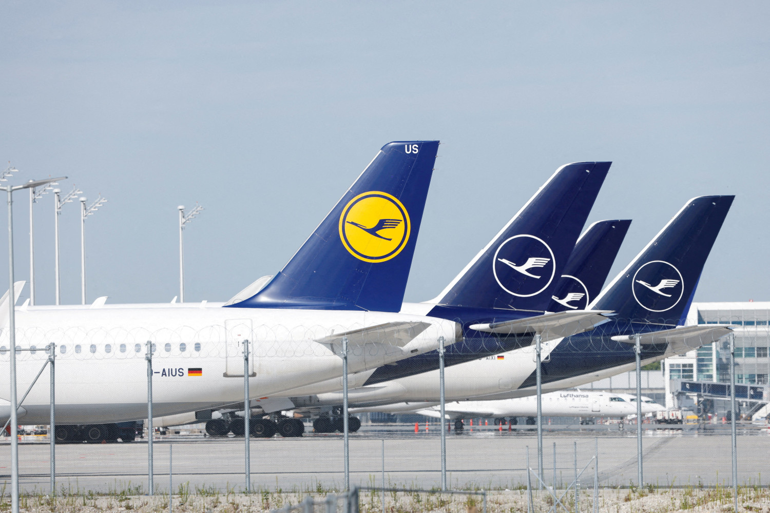 des avions lufthansa a l aeroport du munich en allemagne 20250310101928 