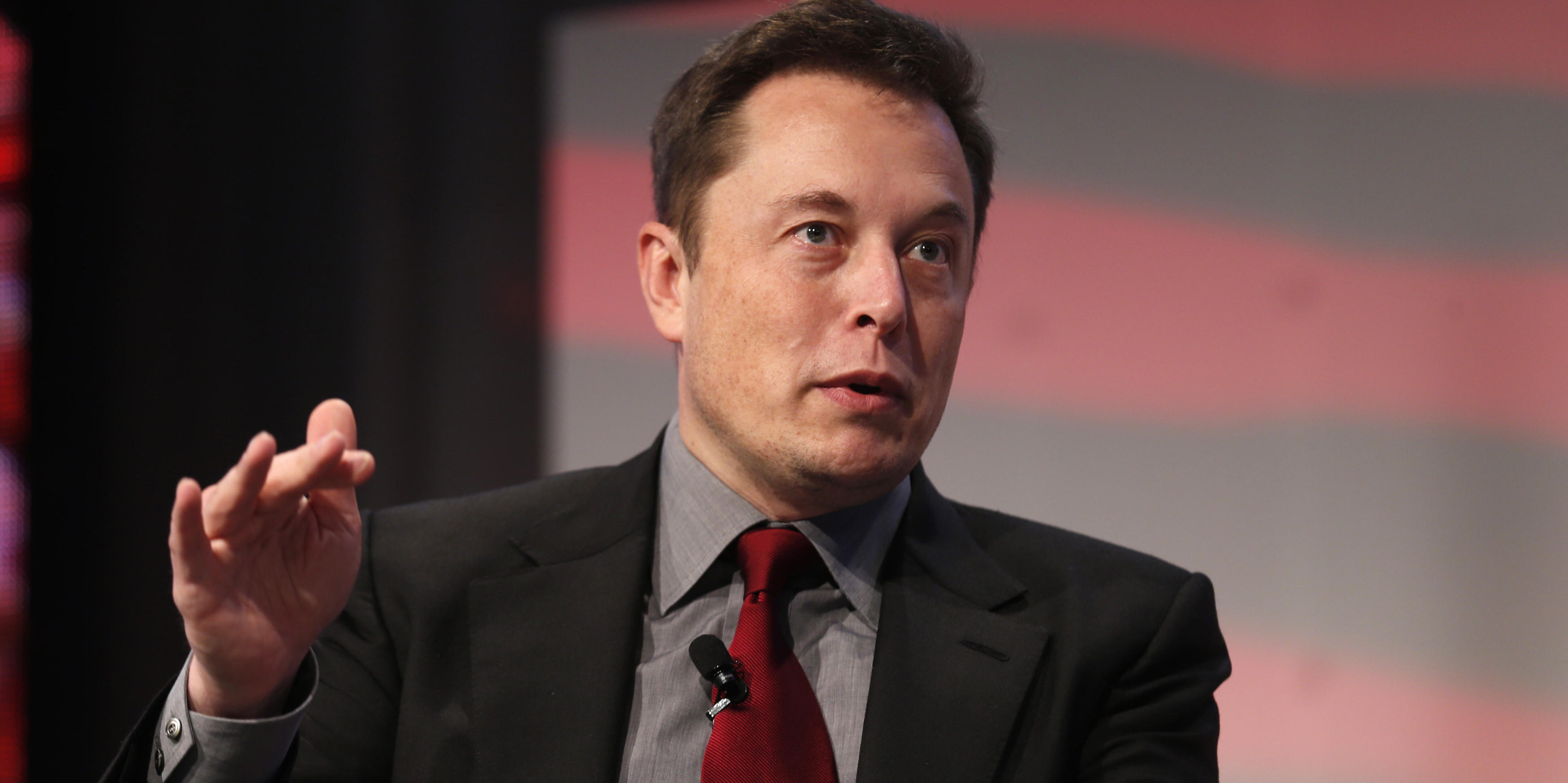 elon-musk-le-patron-de-tesla-se-met-encore-la-sec-a-dos