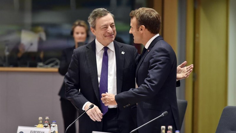 21 June 2019, Belgium, Brussels: European Central Bank Preident Mario Draghi (L) sjakes hands with President of France Emmanuel Macron during the second day of the EU summit. Photo: Pool Eric Vidal/BELGA/dpa | Pool Eric Vidal/BELGA/dpa ep 21 june 2019 belgium brussels european central bank preident mario draghi l sjakes hands with president of france emmanuel macron during the second day of the eu summit photo pool eric vidalbelgadpa