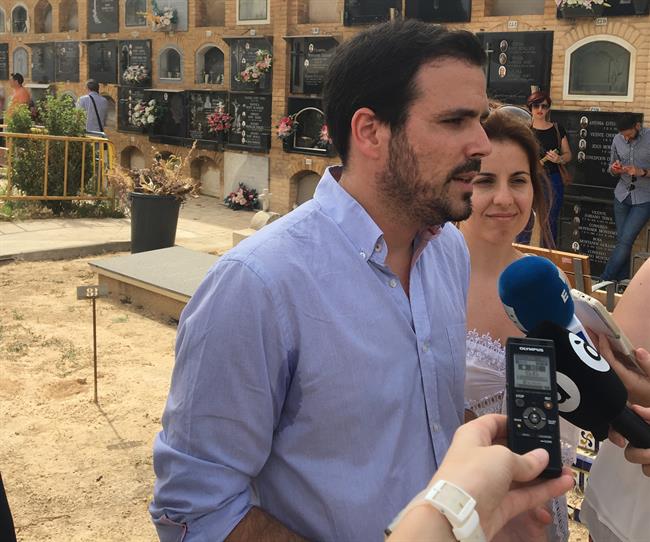 Alberto Garzón atiende a los medios de comunicación | EUROPA PRESS ep alberto garzon atiendelos medioscomunicacion