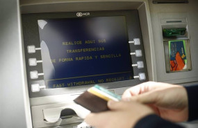 ep archivo   cliente de un banco acudiendo a un cajero