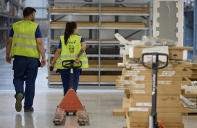 ep archivo   dos trabajadores durante su jornada laboral